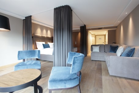 Habitación Deluxe, 1 habitación, balcón | Sala de estar | Televisión de pantalla plana de 40 pulgadas con canales por satélite. Hotel Aurelia