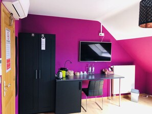 Comfort Triple Room, Private Bathroom | 1 bedroom, memory-foam beds, individually decorated - B&B Kookhai (Kluisbergen)