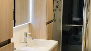 Superior Studio Suite, 1 Bedroom | Bathroom | Free toiletries, hair dryer, bathrobes, slippers