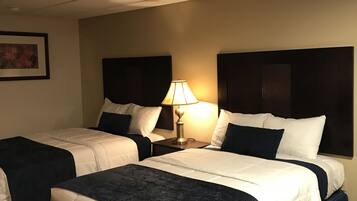 Senior Room, Accessible, Refrigerator & Microwave | 1 bilik tidur, meja, Wi-fi percuma, cadar katil
