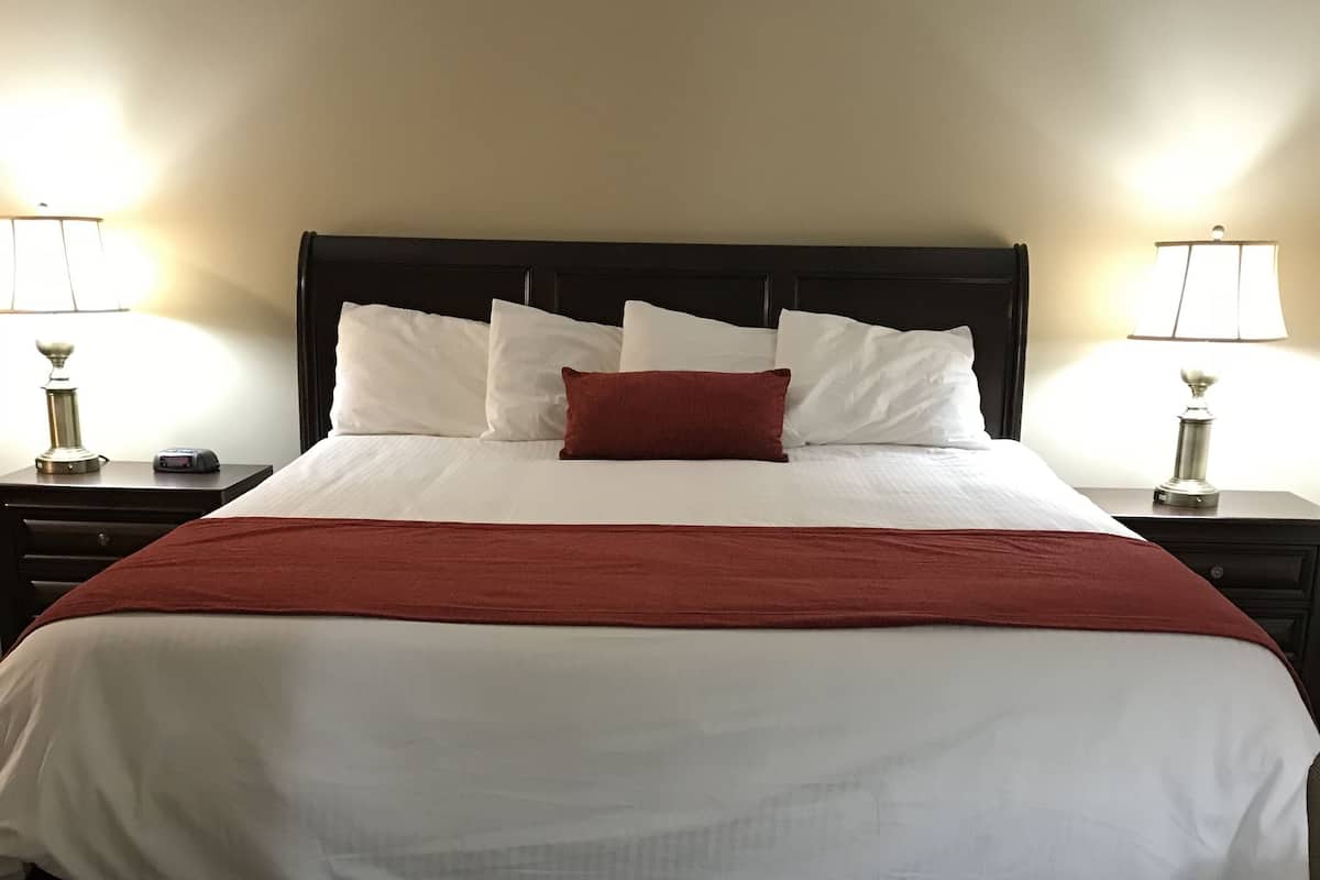 Standard Room, 1 King Bed | Desk, WiFi (free), bed sheets