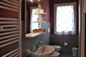 Shower, free toiletries, hair dryer, bidet - Oasi Bianca Resort (Codigoro)