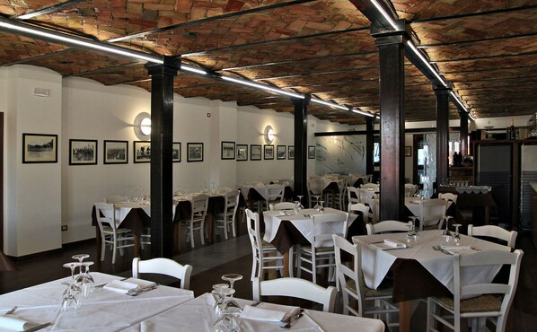 บริการอาหารเช้า อาหารกลางวัน อาหารเย็น, อาหารท้องถิ่น