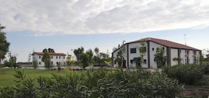 Un edificio moderno con techo plano y una pequeña estructura similar a una torre en el techo.