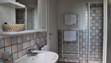 Apartment, 1 Schlafzimmer | Badezimmer | Dusche, kostenlose Toilettenartikel, Haartrockner, Bidet