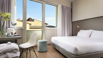 Habitación superior con 1 cama matrimonial o 2 individuales | Caja de seguridad en la habitación, escritorio y cortinas blackout