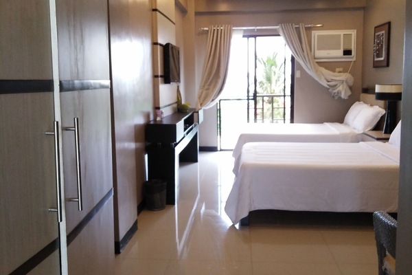 Deluxe Double Room | Desk