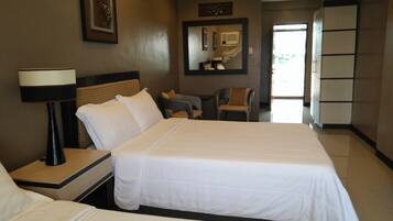 Deluxe Double Room | Desk