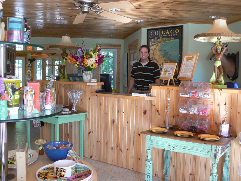 Pines Motor Lodge & Retro Gift by null