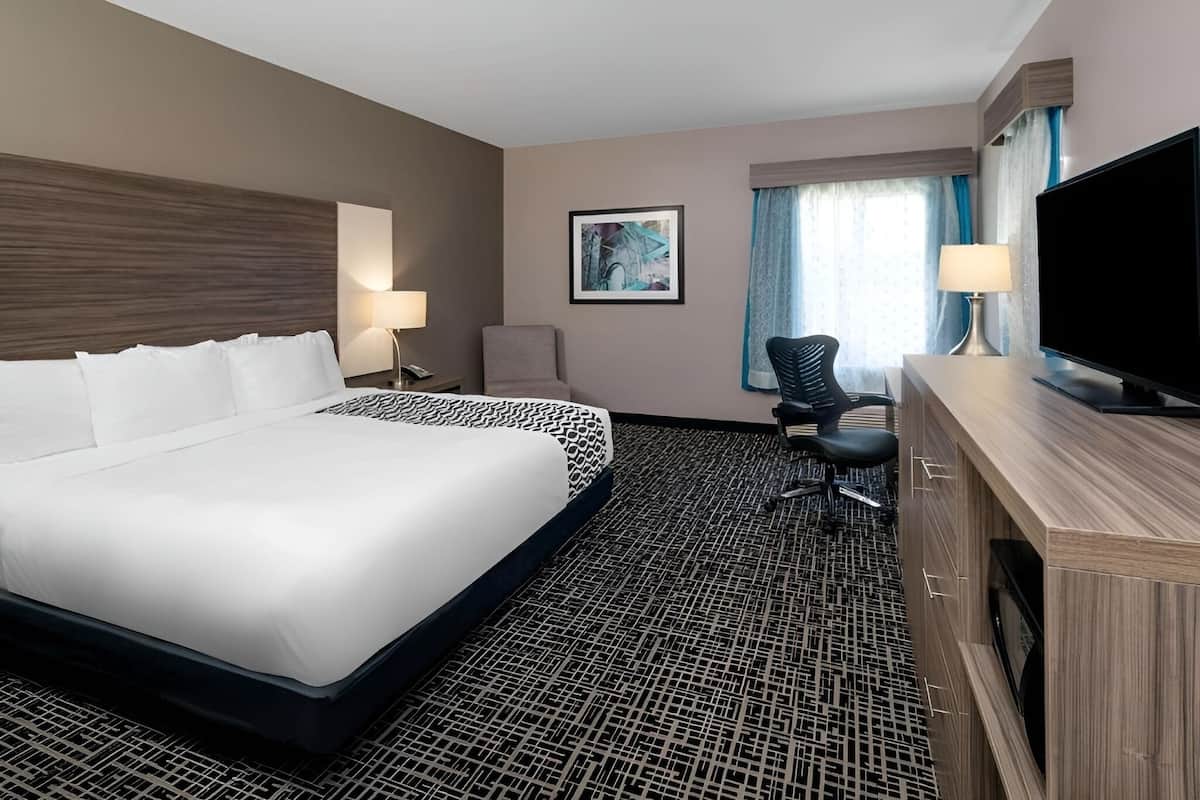 Room, 1 King Bed, Non Smoking, Hot Tub | Premium bedding, down comforters, pillowtop beds, desk