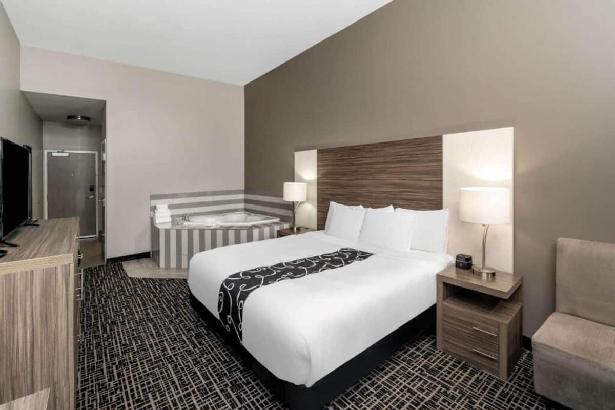 Room, 1 King Bed, Non Smoking, Hot Tub | Premium bedding, down comforters, pillowtop beds, desk