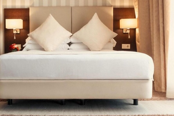 Kamar Deluks (Queen) | Minibar, brankas, meja kerja, dan tirai kedap cahaya