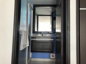 基础开间 | 客房内保险箱、熨斗/熨板、免费 WiFi、床单