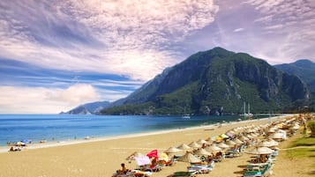 Plage privée, chaises longues, parasols, navigation en bateau à moteur