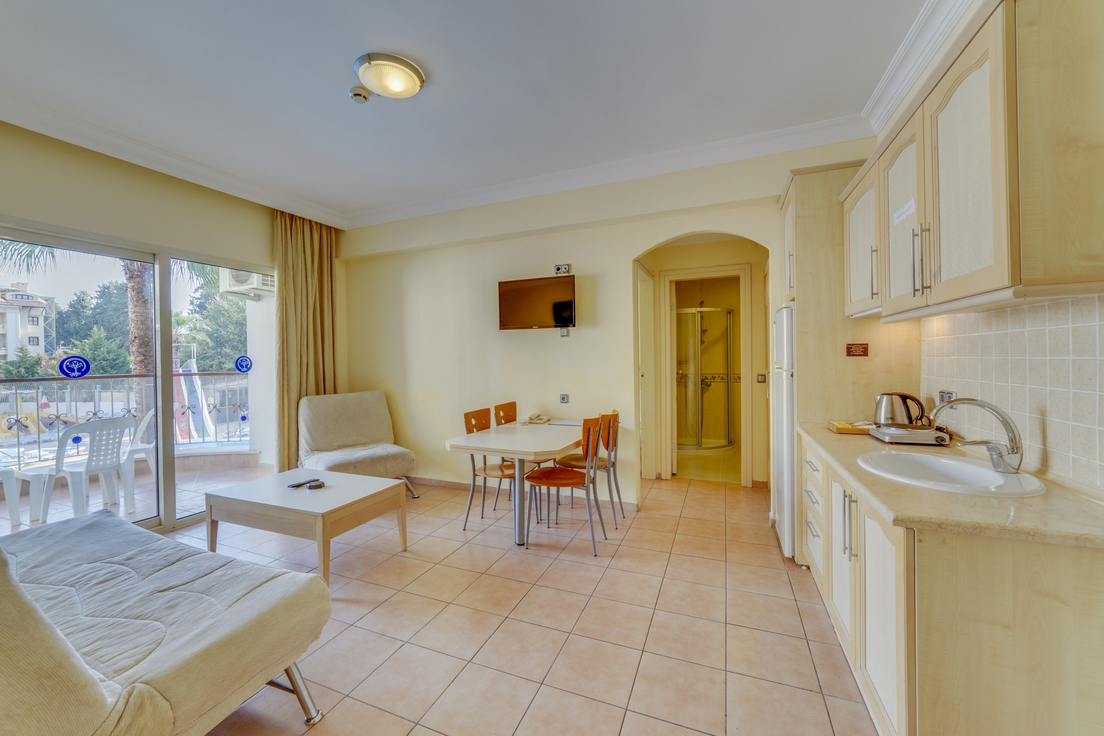 Lemari es besar, kompor, ketel listrik, dan pemanggang roti