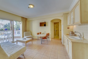 Großer Kühlschrank, Herdplatte, Wasserkocher, Toaster