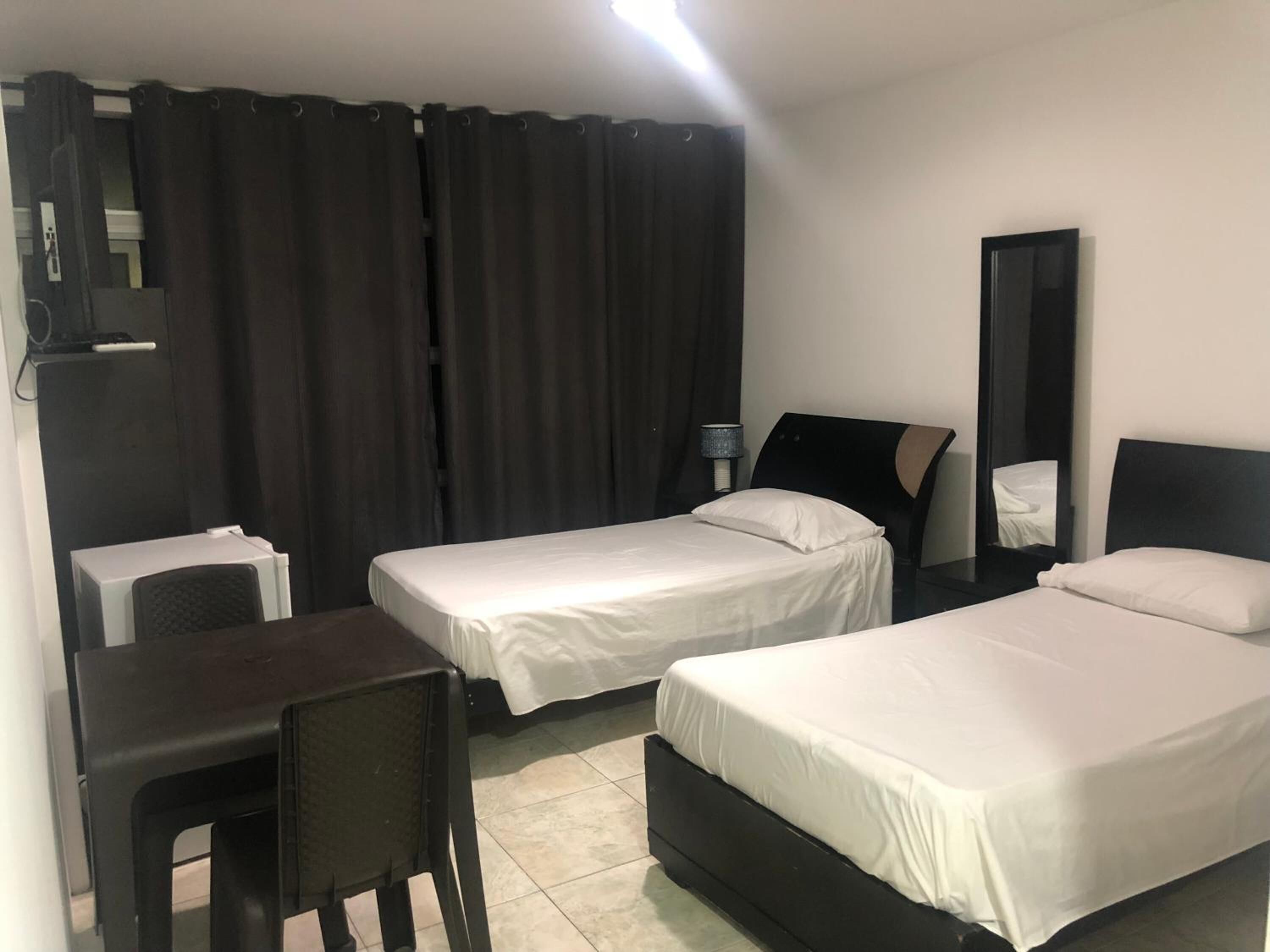 Een bureau, een laptopwerkplek, gratis babybedden, extra bedden
