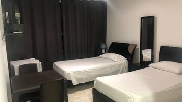 Een bureau, een laptopwerkplek, gratis babybedden, extra bedden