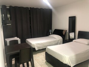 Desk, laptop workspace, free cribs/infant beds, rollaway beds - Hostal Central Beach (San Andrés)