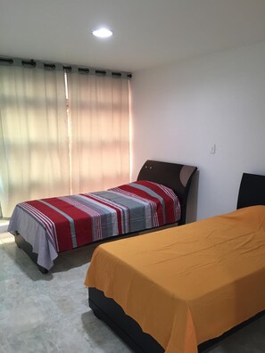 Bureau, espace de travail pour ordinateurs portables