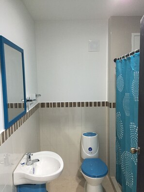 Chambre triple | Salle de bain | Douche, séchoir à cheveux, serviettes fournies