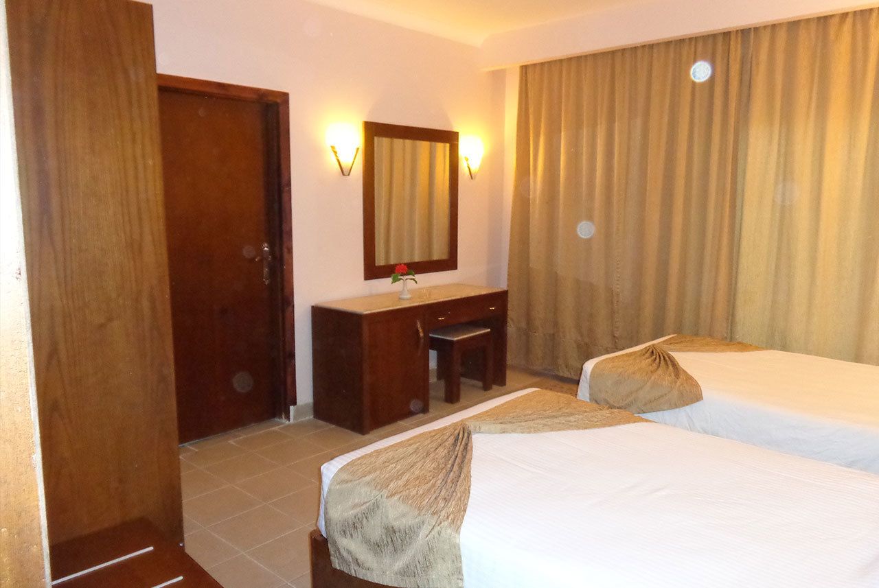 Deluxe-Doppel- oder -Zweibettzimmer, Poolblick, am Strand | Minibar, Zimmersafe, kostenlose Babybetten