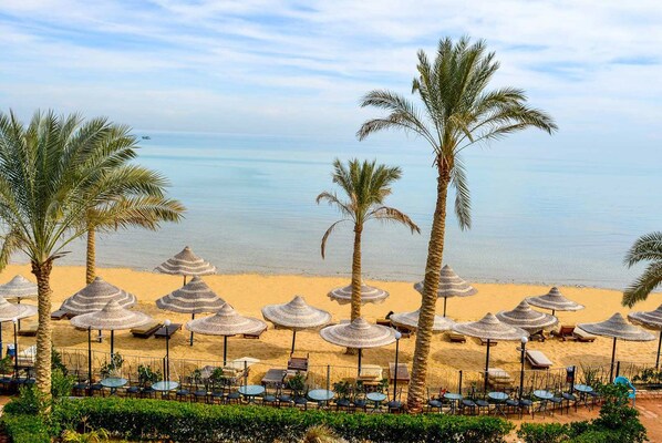 Am Strand, Liegestühle, Sonnenschirme, Strandtücher