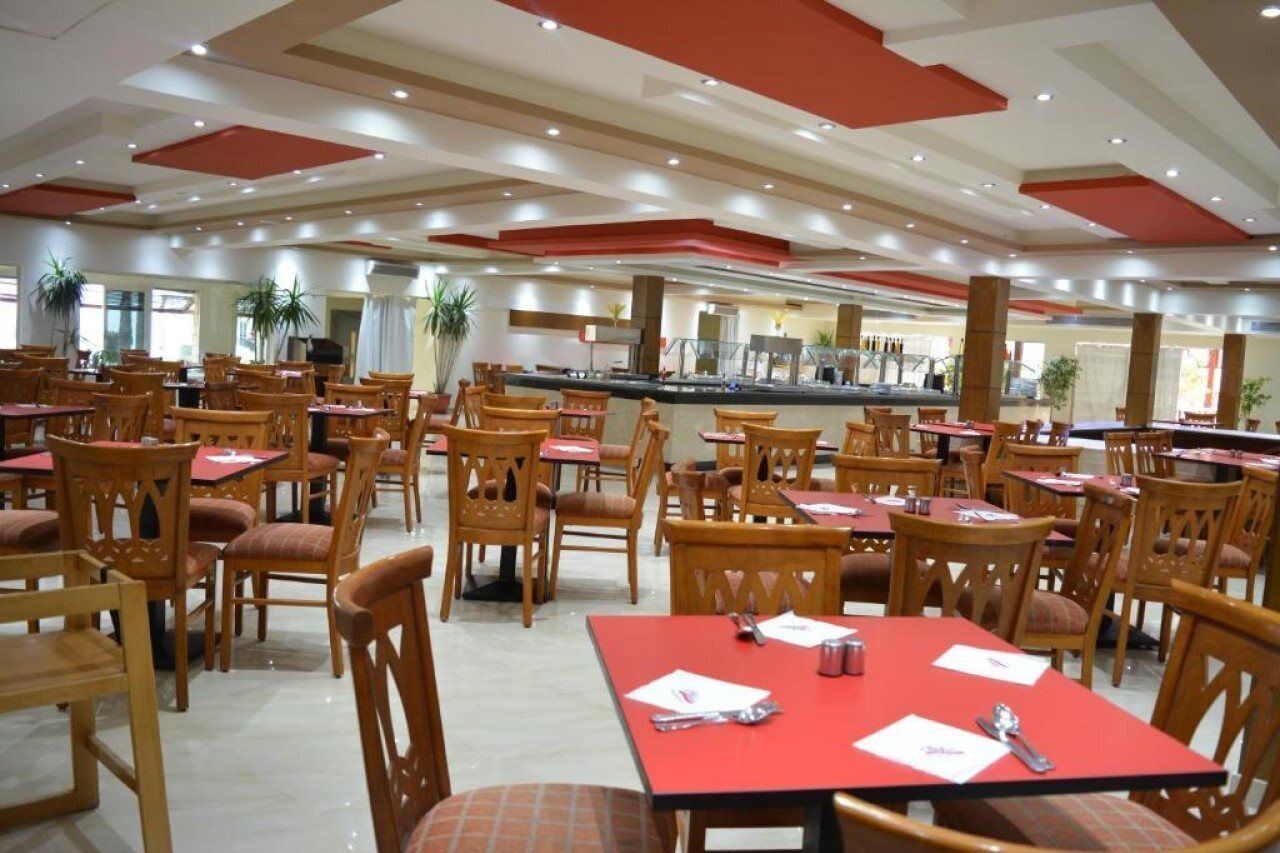 2 restaurants, breakfast, lunch, dinner served; international cuisine
