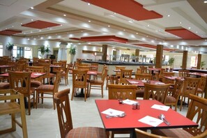 2 restaurants, breakfast, lunch, dinner served; international cuisine 