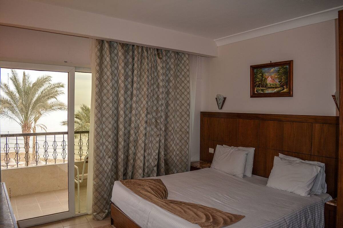 Single Room | Minibar, in-room safe, cribs (free)