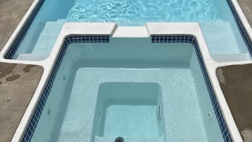 Piscina all'aperto, lettini