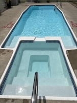Una piscina al aire libre, tumbonas