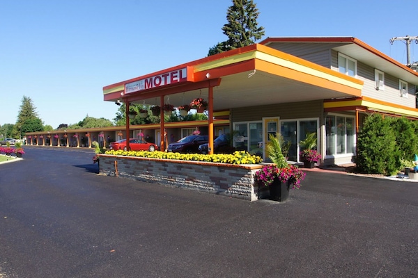 Standard Room, 1 Queen Bed | Down comforters, desk, soundproofing, iron/ironing board