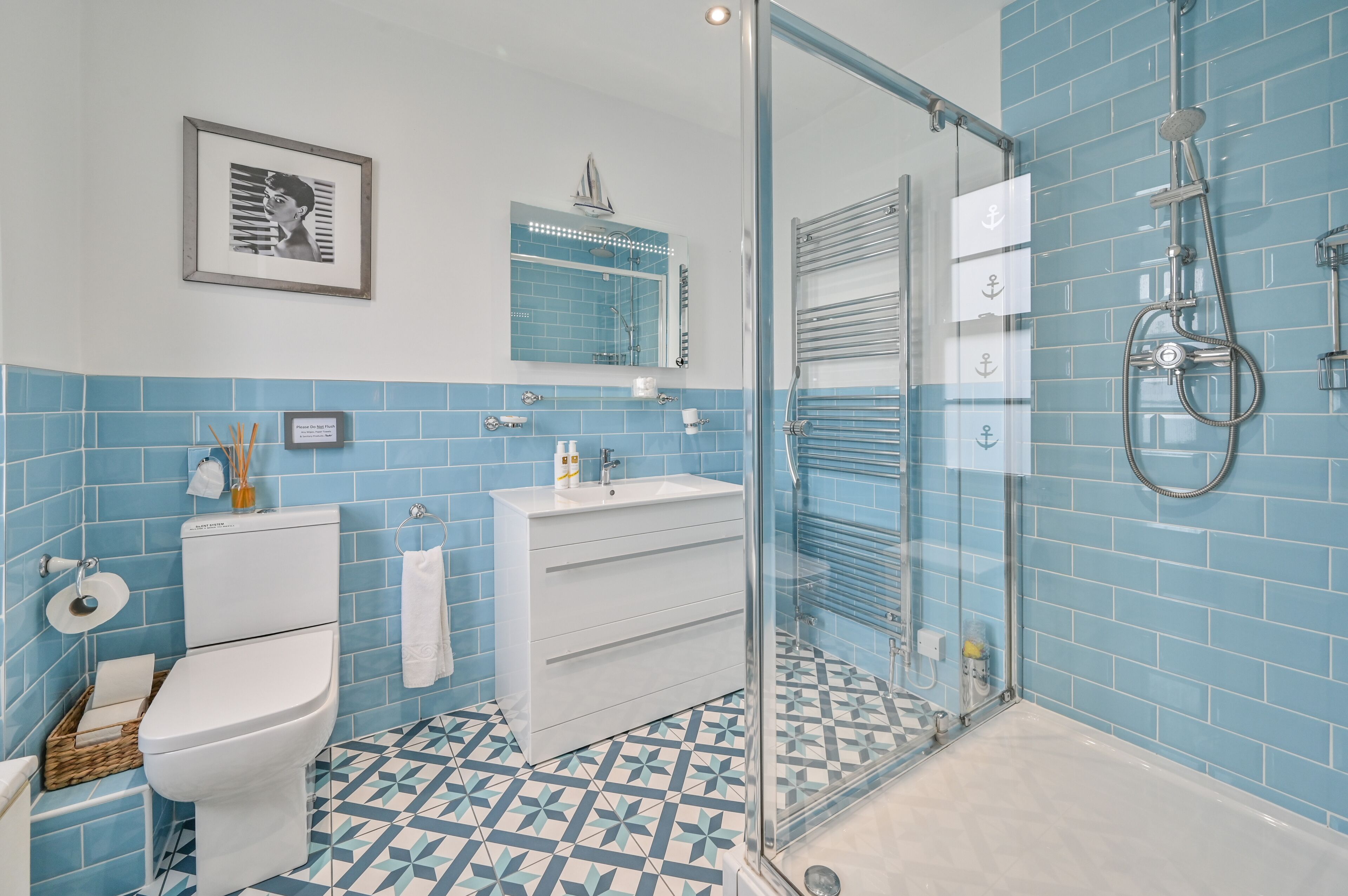 Un baño con inodoro, lavamanos y ducha.