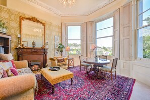 Deluxe Apartment, Ensuite | Living area | 40-inch Smart TV with digital channels, TV, Netflix