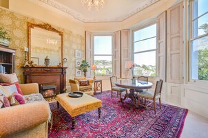 Deluxe Apartment, Ensuite | Ruang tamu | 40 inci sebuah televisyen pintar dengan digital, TV, Netflix