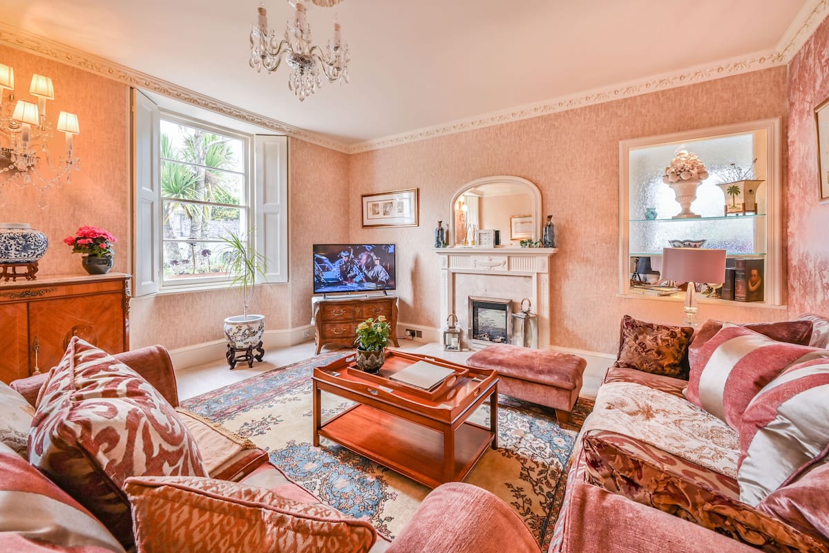 Luxury House, Ensuite, Garden View ((Three Bedroom)) | Living area | 40-inch Smart TV with digital channels, TV, Netflix