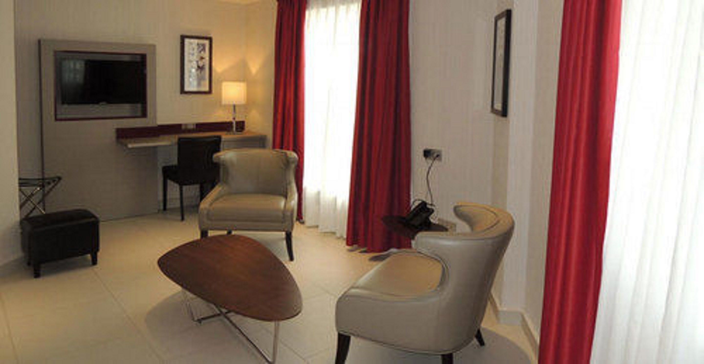 小型套房 | 起居区 | LED 电视