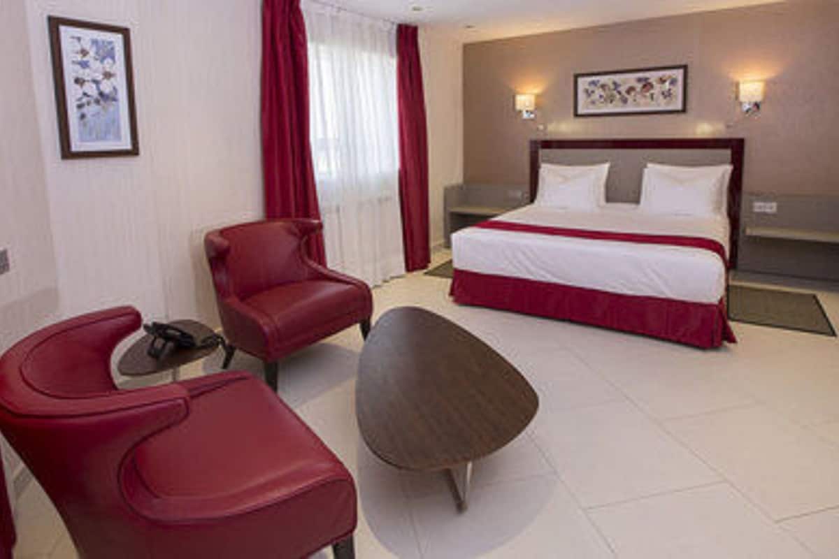 Junior suite | Bedden met traagschuimmatras, een kluis op de kamer, een bureau