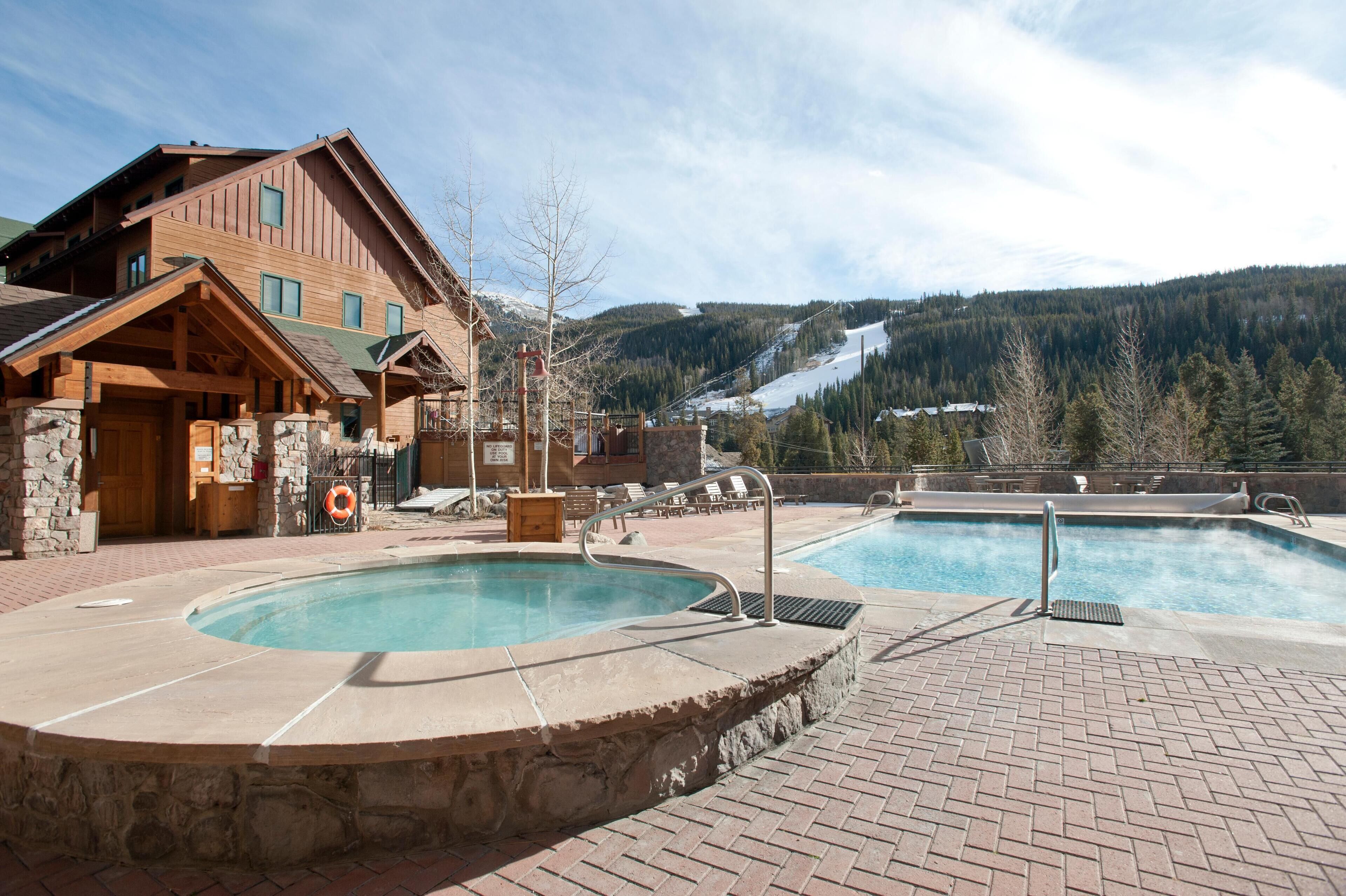 Condo, 1 cama King size y sofá cama (Arapahoe Lodge 1 Bed 2 Bath ALJD) | Alberca | Alberca al aire libre, sombrillas en la alberca y camastros 