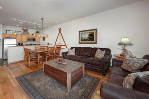 Lejlighed - 1 kingsize-seng med sovesofa (Arapahoe Lodge 1 Bed 2 Bath ALJD) | Opholdsområde | Fladskærms-tv, pejs, dvd-afspiller