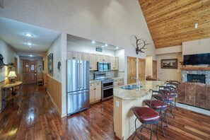 Condo, Berbilang Katil (Buffalo Lodge 3 Bed 3 Bath BLCD3) | Dapur peribadi | Pembancuh kopi/teh, peti sejuk/penyejuk beku saiz penuh 