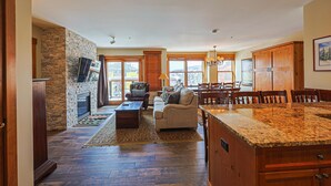 公寓式客房, 多张床 (Springs 2 Bed3 Bath plus Murphy SPDW) | 起居区 | 50-英寸纯平电视（配备有线频道）、电视、壁炉