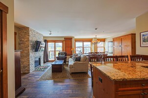 Apartamento, varias camas (Springs 2 Bed3 Bath plus Murphy SPDW) | Zona de estar | Una televisión de pantalla plana, una chimenea, un reproductor de DVD