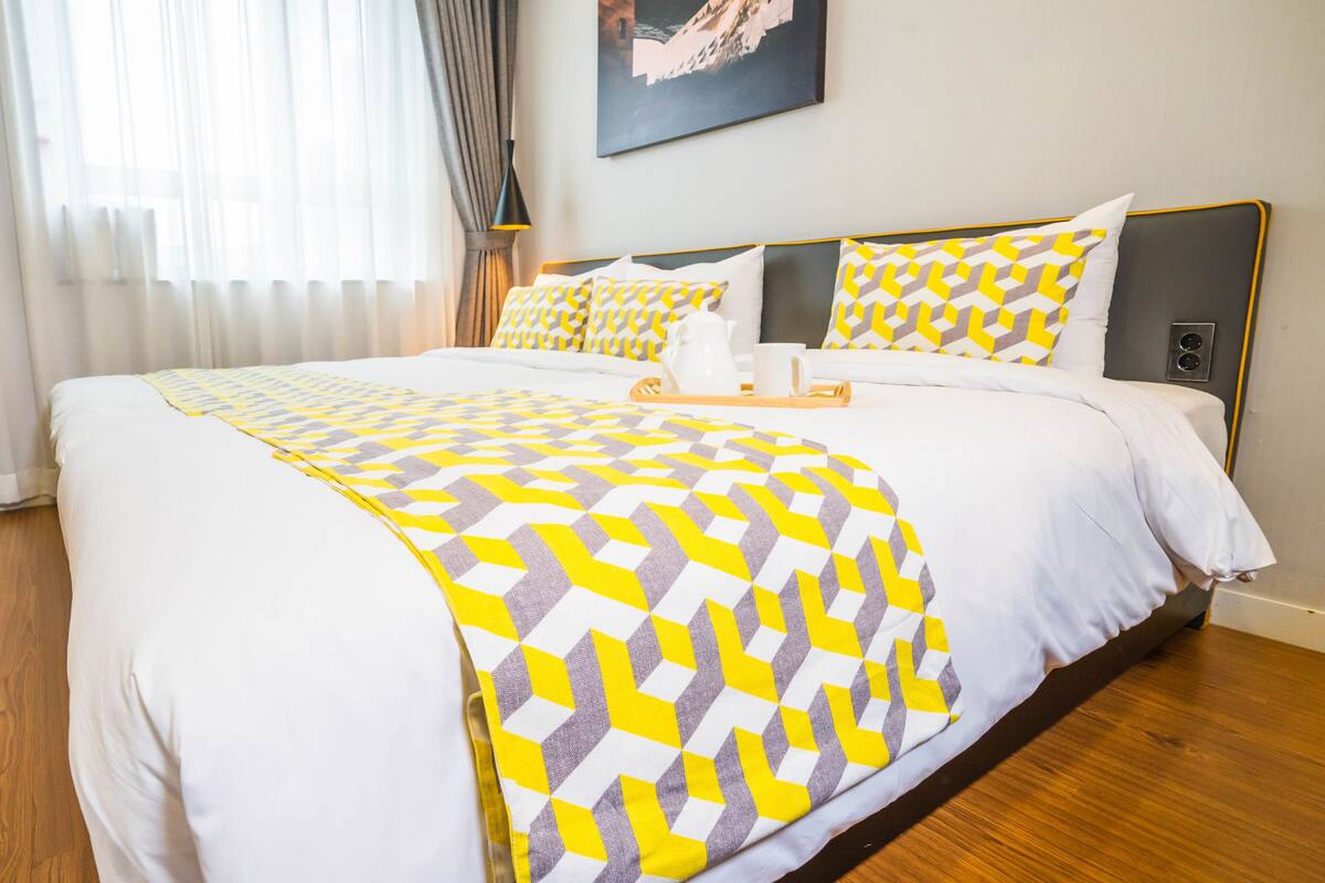 Family Studio | In-room safe, desk, iron/ironing board, rollaway beds