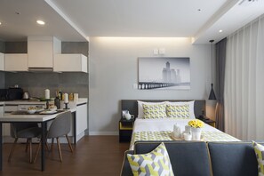 Zimmersafe, Schreibtisch, Bügeleisen/Bügelbrett, Zustellbetten