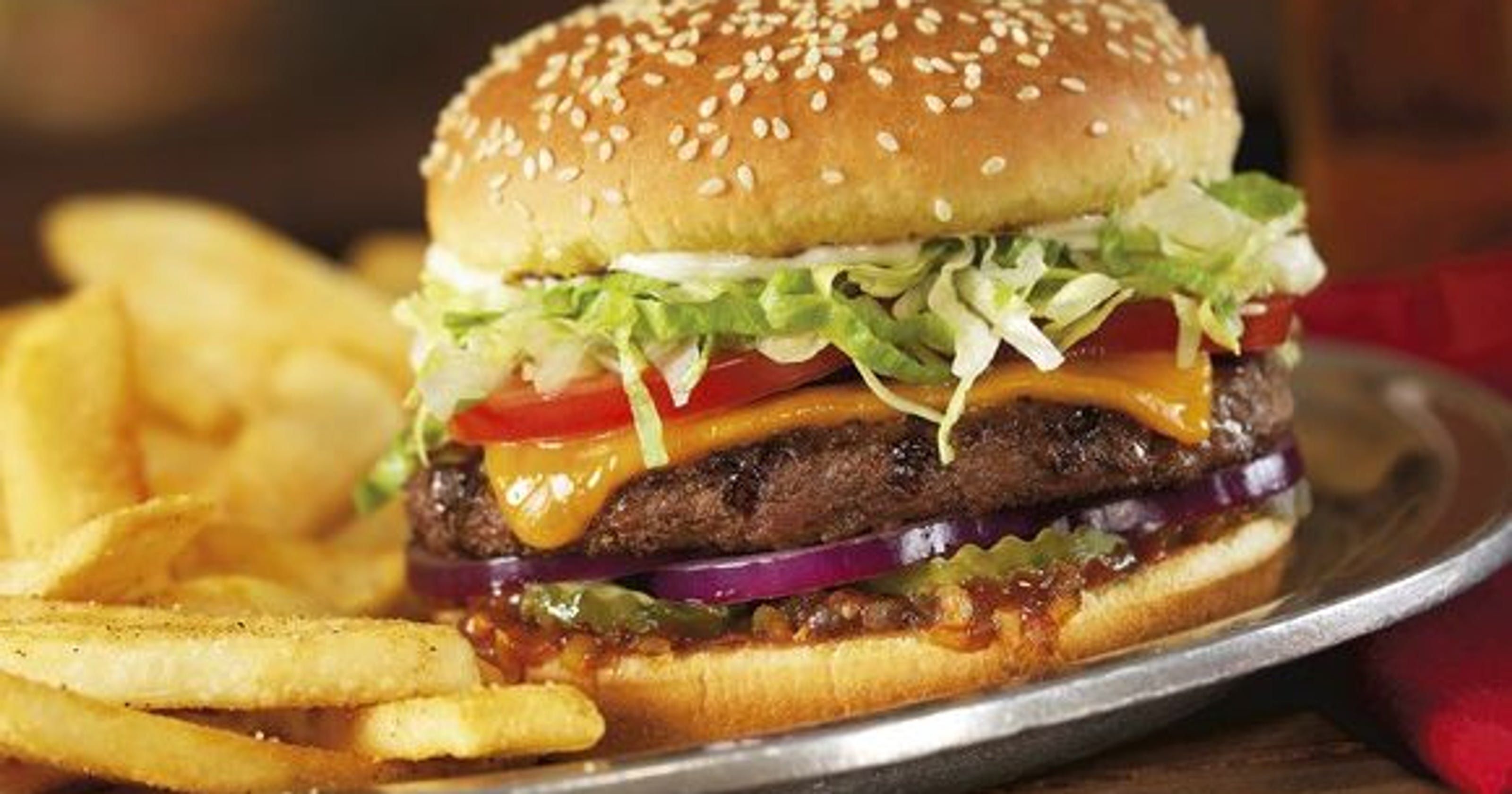 Una hamburguesa con papas fritas en un plato.