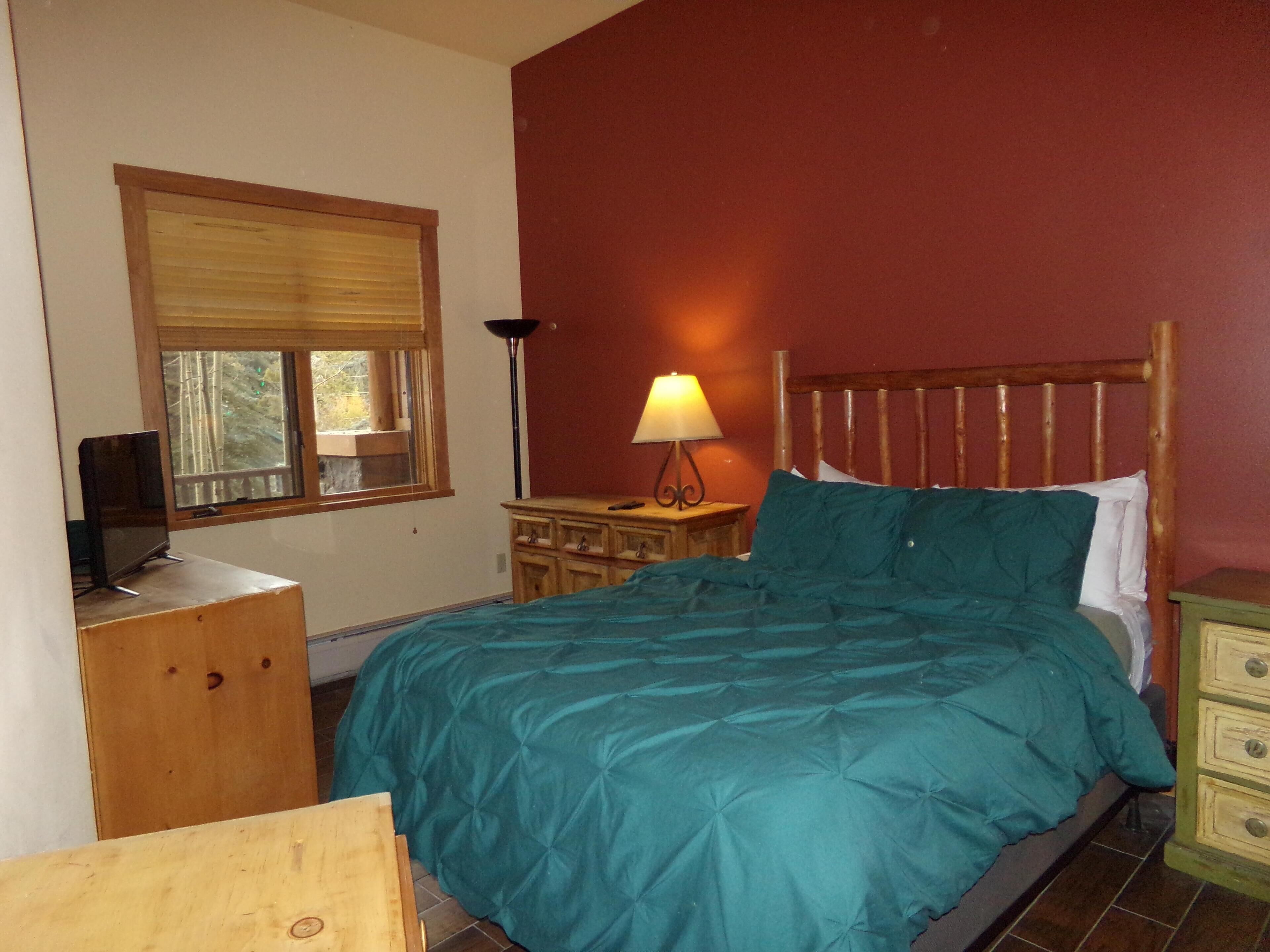 Apartamento, 1 cama de matrimonio con sofá cama (Arapahoe Lodge 1 Bed 1 Bath ALJP) | 1 dormitorio, tabla de planchar con plancha, wifi gratis