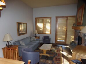 Leilighet, 1 queensize-seng med sovesofa (Arapahoe Lodge 1 Bed 1 Bath ALJP) | Oppholdsområde | TV og DVD-spiller