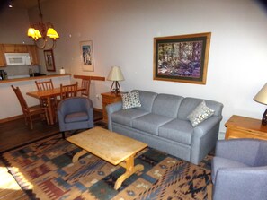 Leilighet, 1 queensize-seng med sovesofa (Arapahoe Lodge 1 Bed 1 Bath ALJP) | Oppholdsområde | TV og DVD-spiller